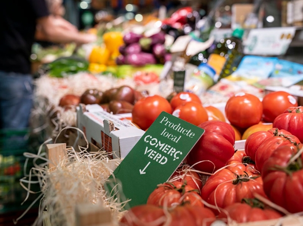 Al comerços verds pots comprar aliments de temporada. Vine al teu mercat!